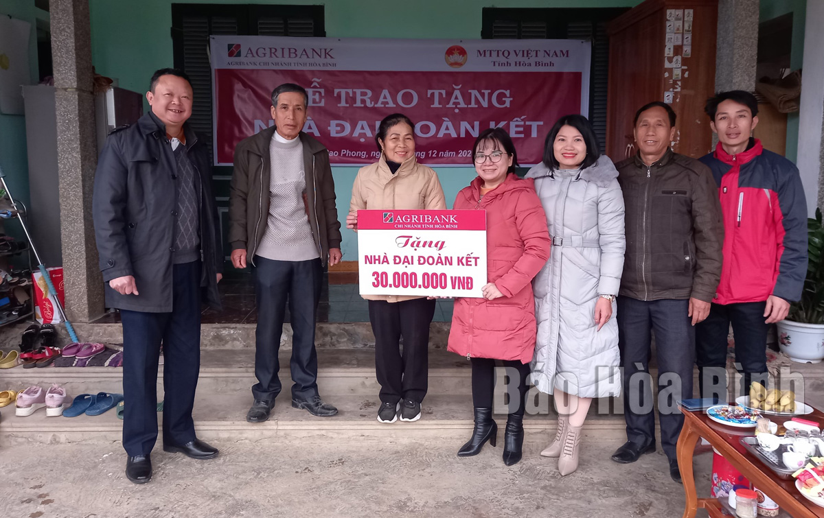 Agribank Cao Phong trao tặng nhà đại đoàn kết cho hộ hoàn cảnh khó khăn
